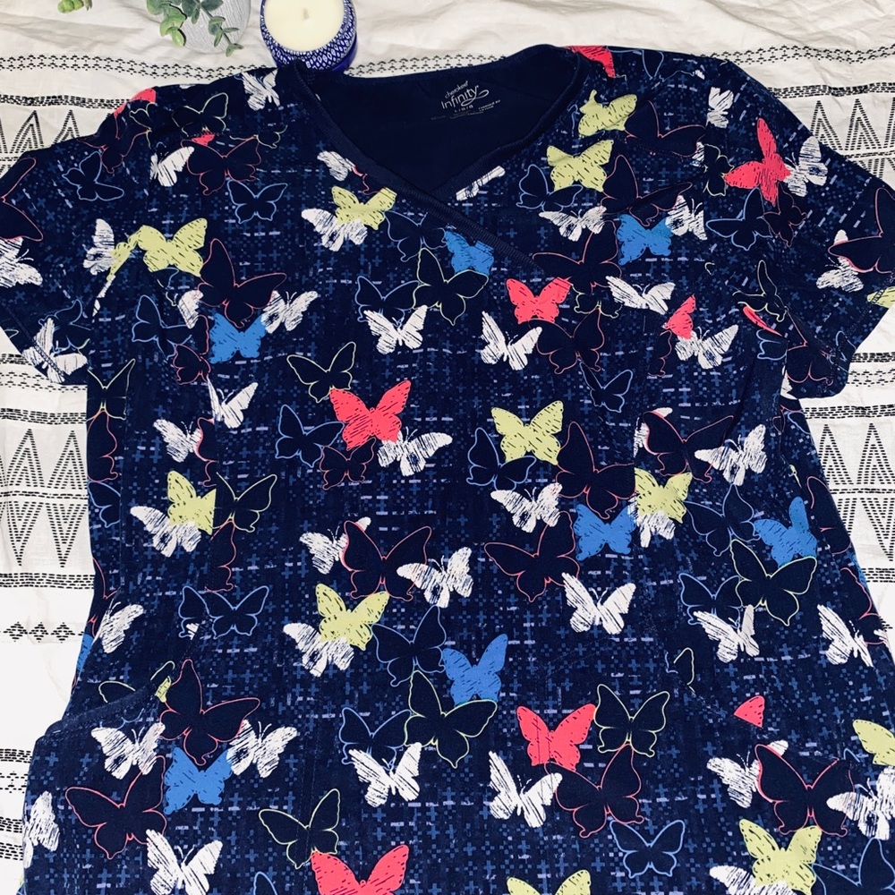 Cherokee butterfly scrub top size Large